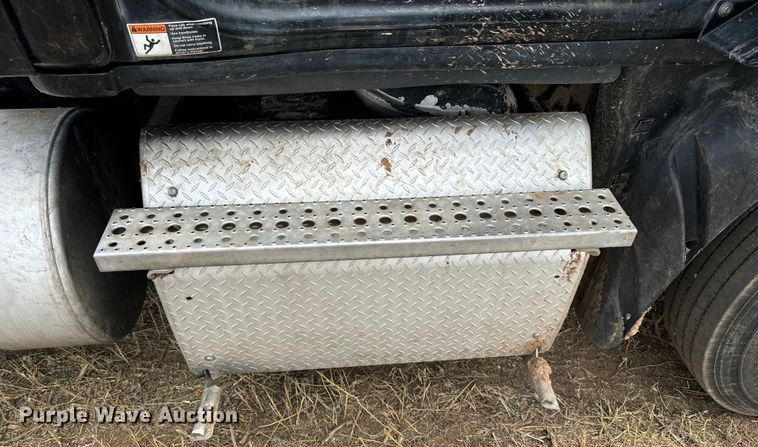 image for item DK6875 2012 Freightliner Cascadia 125DC semi truck