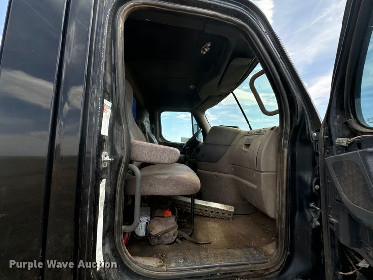 image for item DK6875 2012 Freightliner Cascadia 125DC semi truck