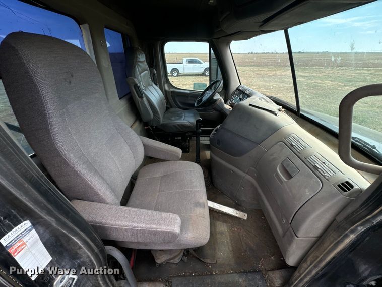 image for item DK6875 2012 Freightliner Cascadia 125DC semi truck