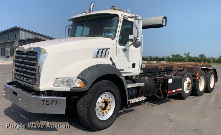 image for item DM7938 2007 Mack CT713 roll-off container truck