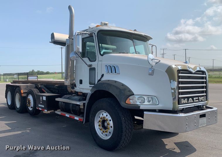 image for item DM7938 2007 Mack CT713 roll-off container truck