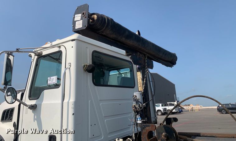 image for item DM7938 2007 Mack CT713 roll-off container truck