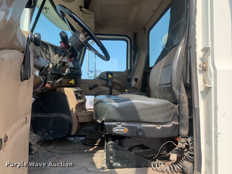 image for item DM7938 2007 Mack CT713 roll-off container truck