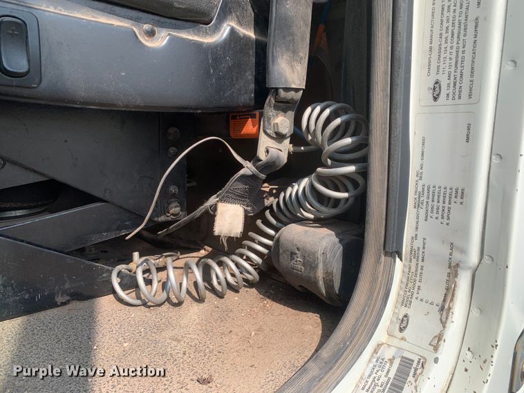 image for item DM7938 2007 Mack CT713 roll-off container truck