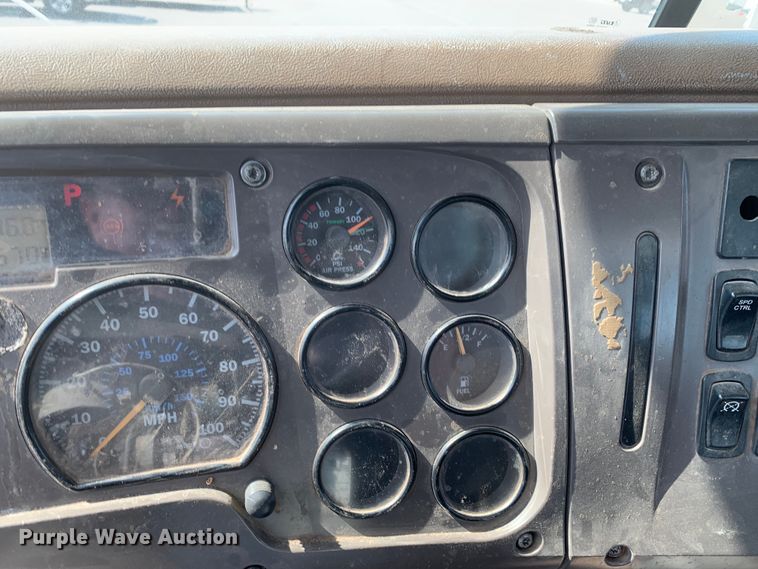 image for item DM7938 2007 Mack CT713 roll-off container truck