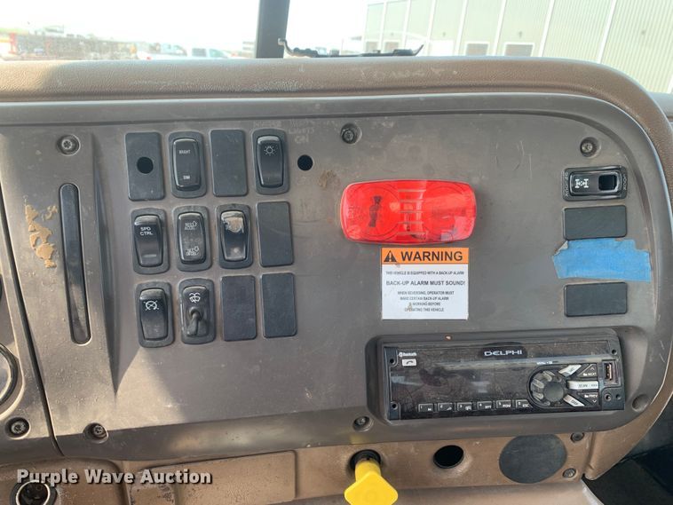 image for item DM7938 2007 Mack CT713 roll-off container truck