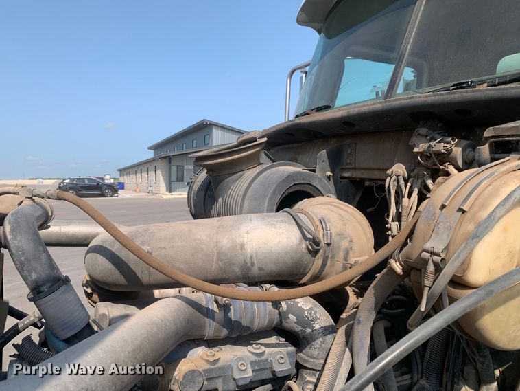 image for item DM7938 2007 Mack CT713 roll-off container truck