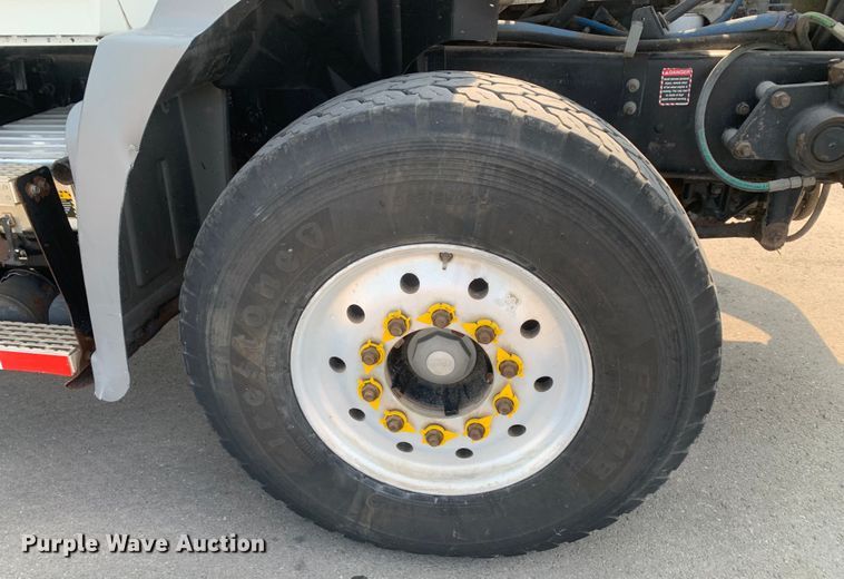 image for item DM7938 2007 Mack CT713 roll-off container truck