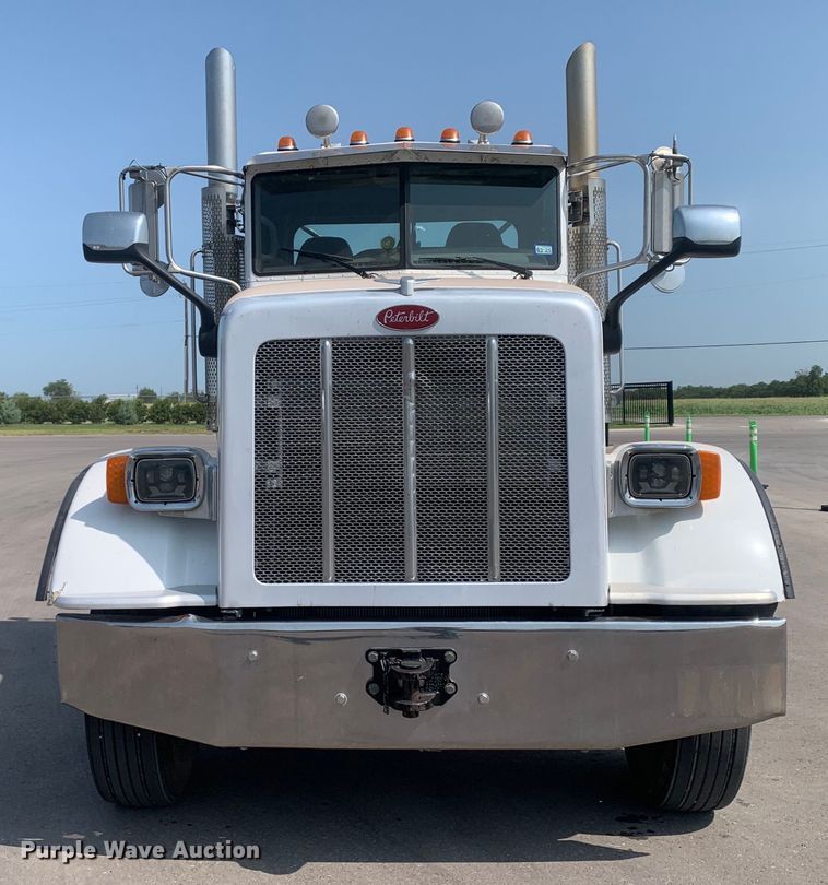image for item DM7939 2016 Peterbilt 367 semi truck
