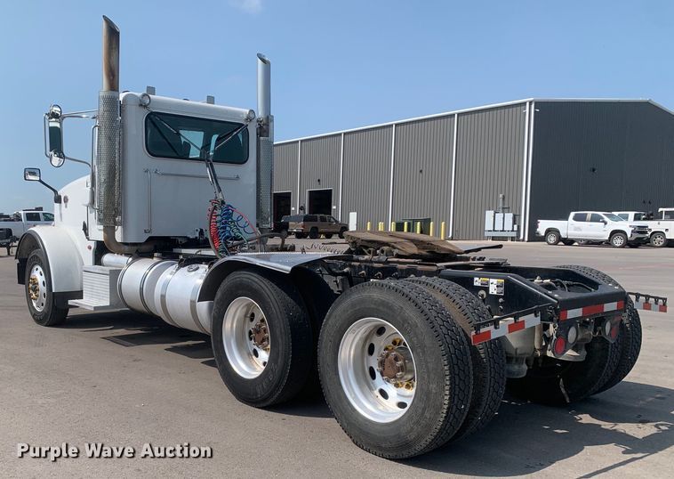 image for item DM7939 2016 Peterbilt 367 semi truck