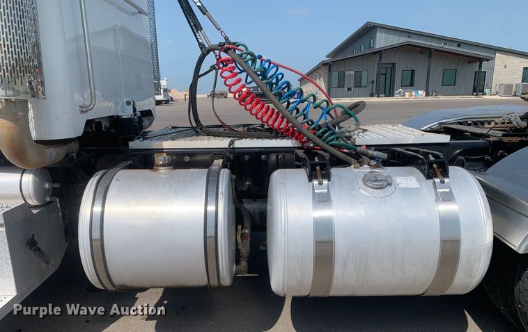 image for item DM7939 2016 Peterbilt 367 semi truck