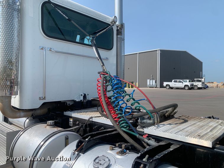 image for item DM7939 2016 Peterbilt 367 semi truck