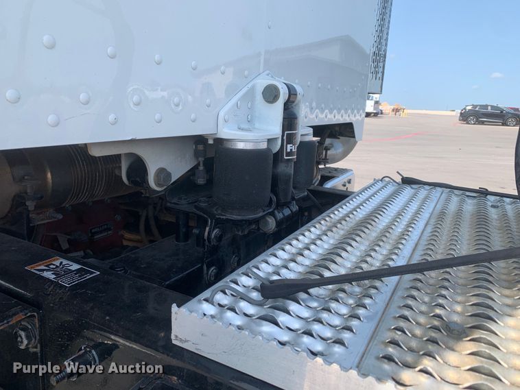 image for item DM7939 2016 Peterbilt 367 semi truck