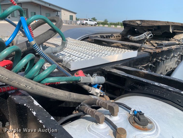 image for item DM7939 2016 Peterbilt 367 semi truck