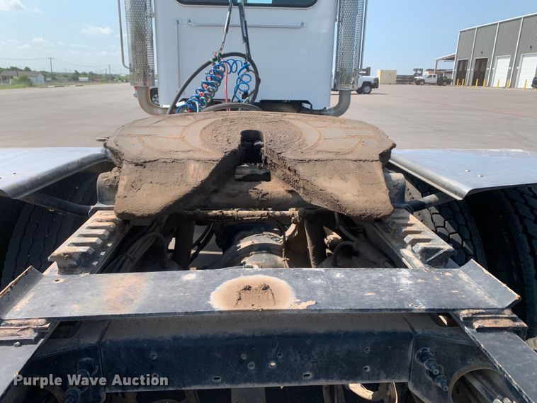 image for item DM7939 2016 Peterbilt 367 semi truck