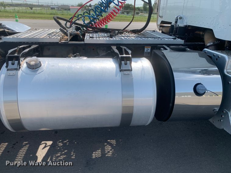 image for item DM7939 2016 Peterbilt 367 semi truck