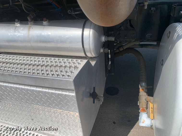 image for item DM7939 2016 Peterbilt 367 semi truck