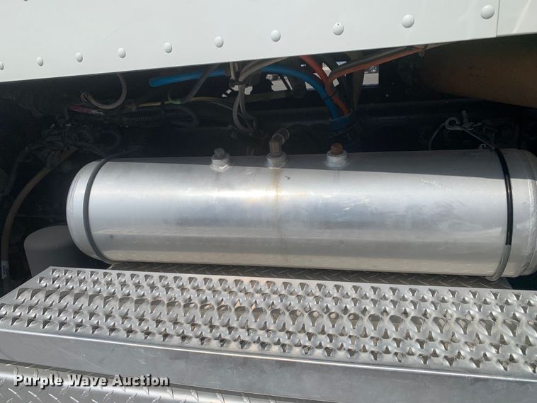 image for item DM7939 2016 Peterbilt 367 semi truck