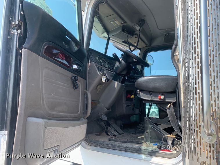 image for item DM7939 2016 Peterbilt 367 semi truck