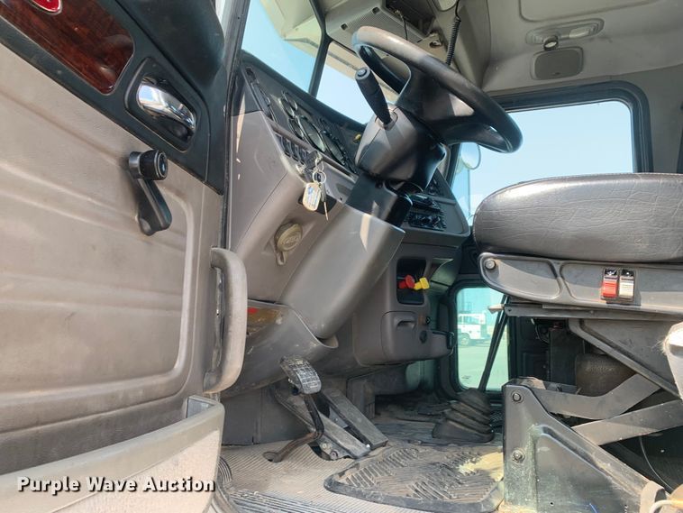 image for item DM7939 2016 Peterbilt 367 semi truck