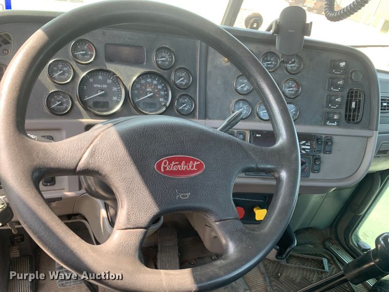 image for item DM7939 2016 Peterbilt 367 semi truck