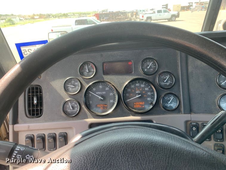 image for item DM7939 2016 Peterbilt 367 semi truck