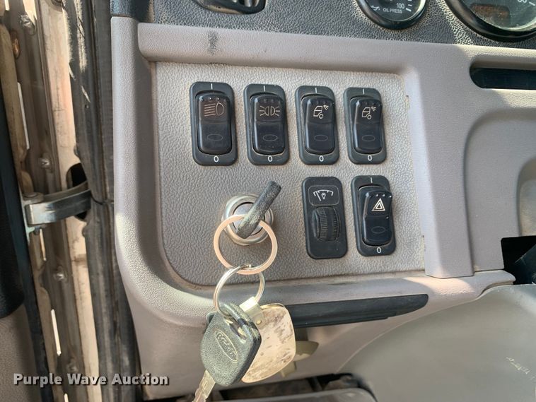 image for item DM7939 2016 Peterbilt 367 semi truck