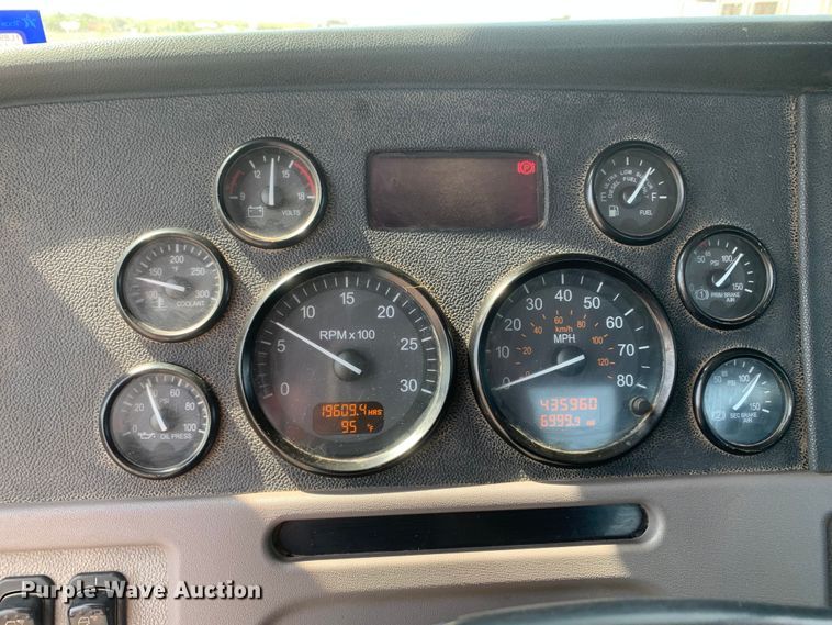 image for item DM7939 2016 Peterbilt 367 semi truck