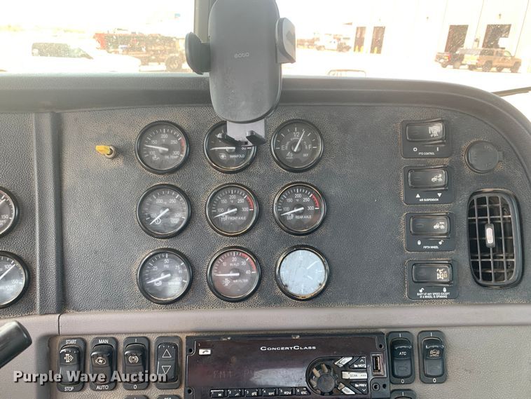 image for item DM7939 2016 Peterbilt 367 semi truck