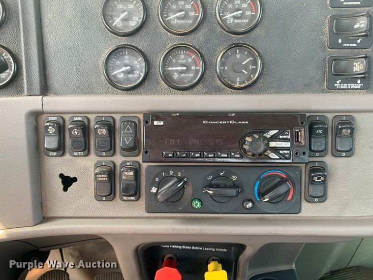 image for item DM7939 2016 Peterbilt 367 semi truck