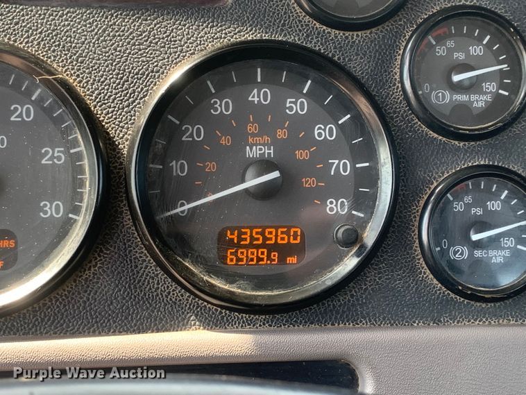 image for item DM7939 2016 Peterbilt 367 semi truck