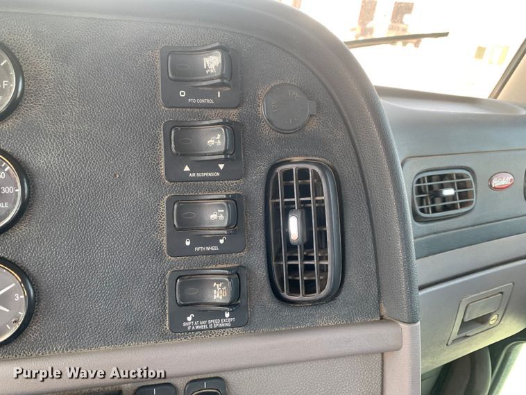 image for item DM7939 2016 Peterbilt 367 semi truck