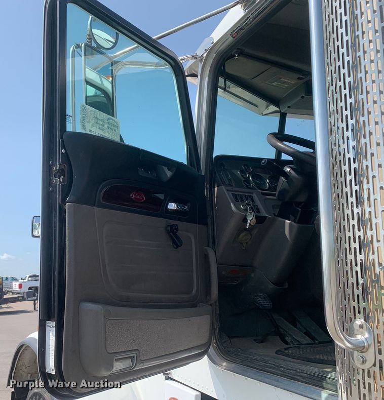 image for item DM7939 2016 Peterbilt 367 semi truck