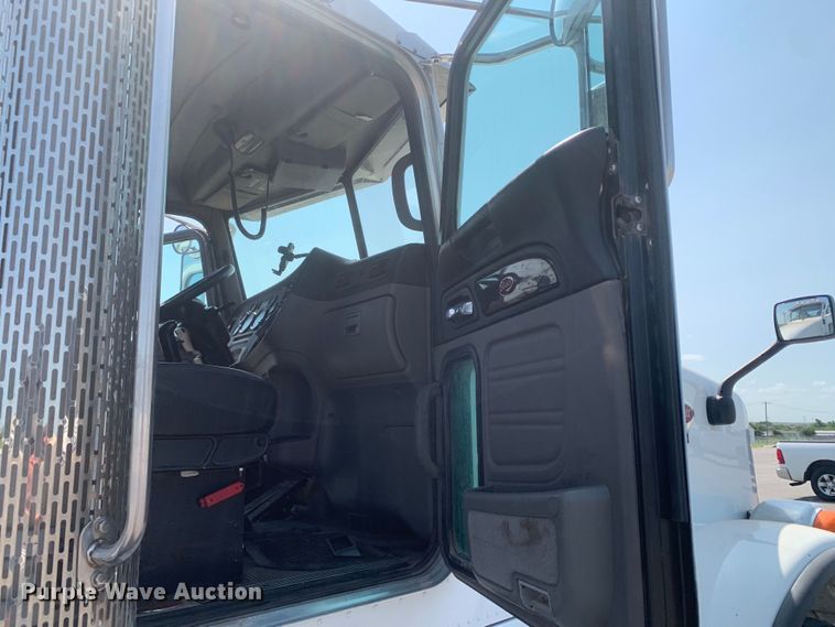 image for item DM7939 2016 Peterbilt 367 semi truck