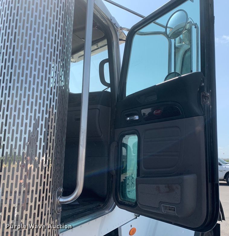 image for item DM7939 2016 Peterbilt 367 semi truck