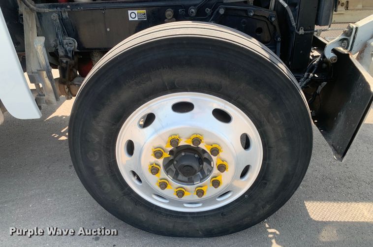 image for item DM7939 2016 Peterbilt 367 semi truck