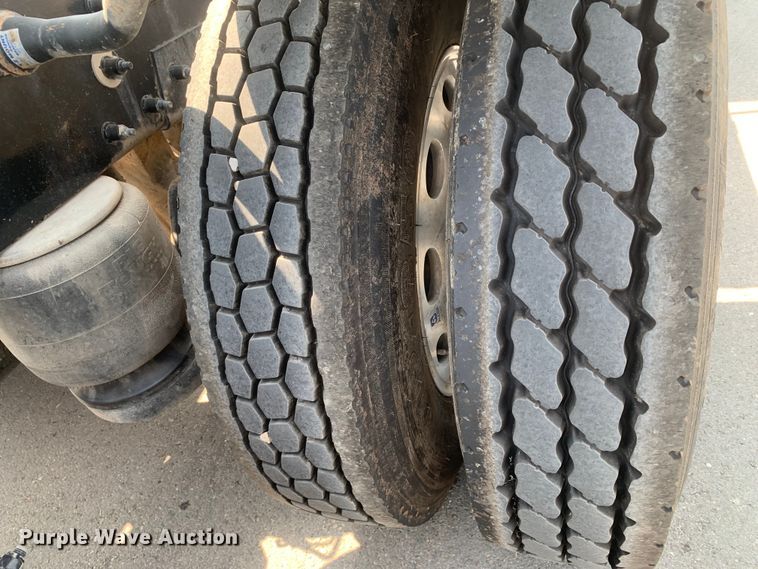 image for item DM7939 2016 Peterbilt 367 semi truck