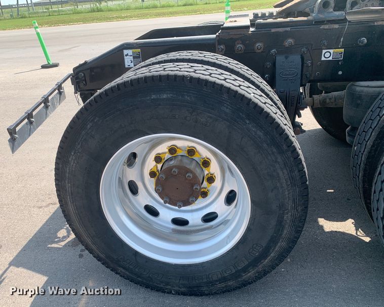 image for item DM7939 2016 Peterbilt 367 semi truck