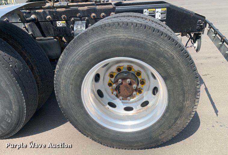 image for item DM7939 2016 Peterbilt 367 semi truck