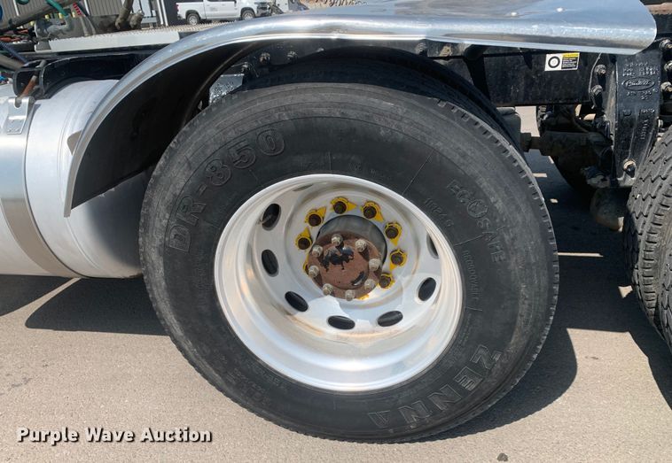 image for item DM7939 2016 Peterbilt 367 semi truck