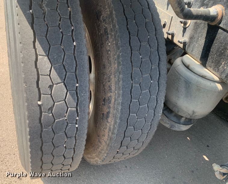 image for item DM7939 2016 Peterbilt 367 semi truck