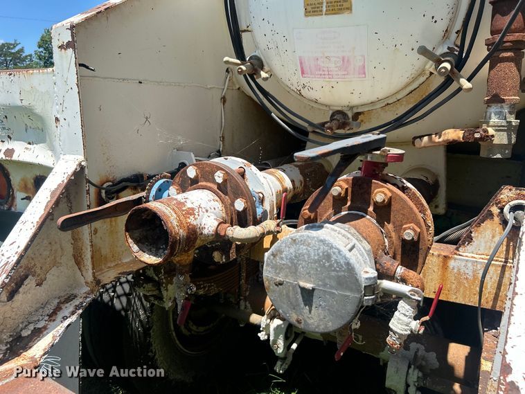 image for item DO6552 2009 Troxell Trailers  vacuum trailer