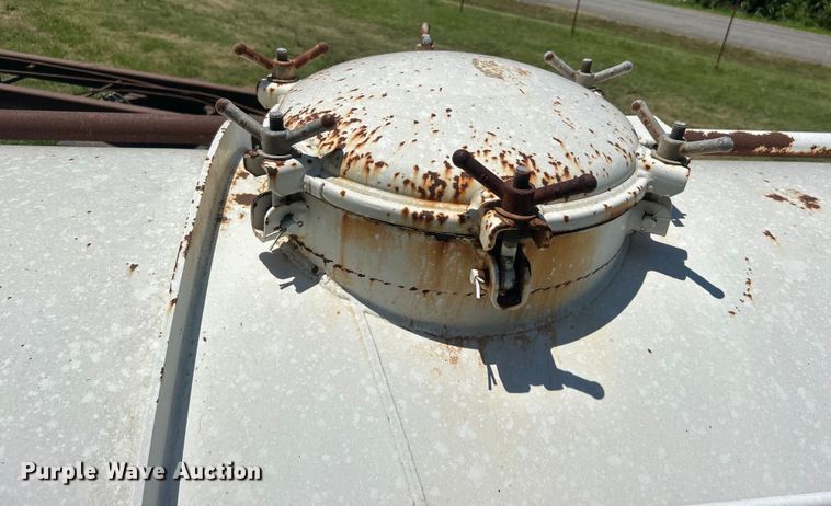 image for item DO6552 2009 Troxell Trailers  vacuum trailer