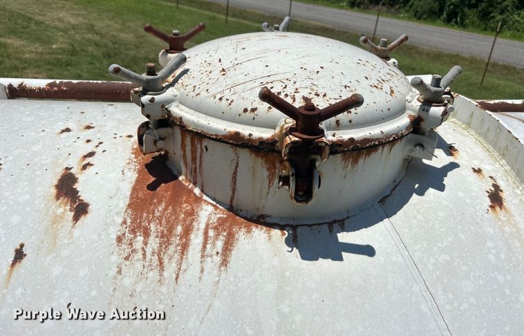 image for item DO6552 2009 Troxell Trailers  vacuum trailer