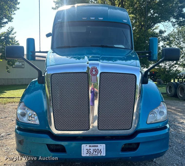 image for item DO6583 2016 Kenworth T680 semi truck