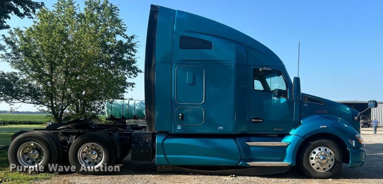 image for item DO6583 2016 Kenworth T680 semi truck