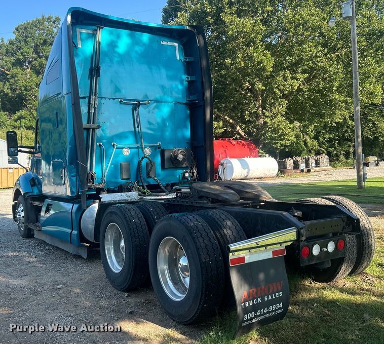 image for item DO6583 2016 Kenworth T680 semi truck