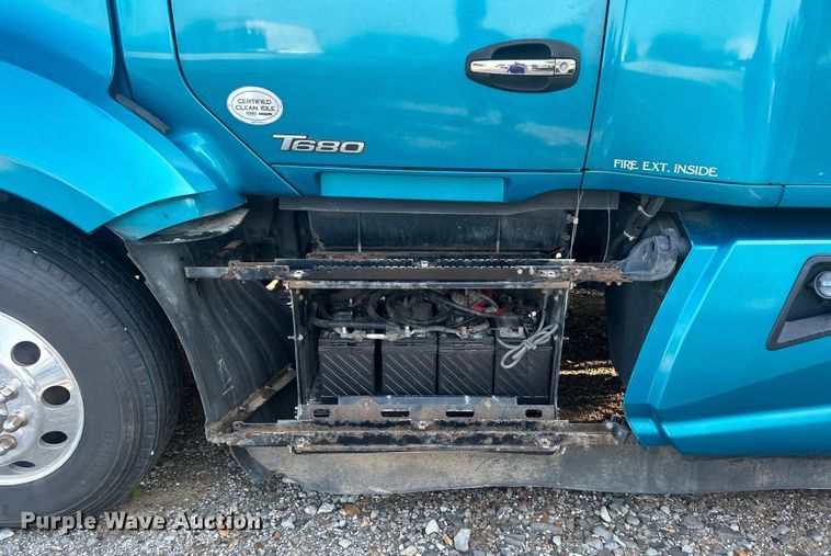 image for item DO6583 2016 Kenworth T680 semi truck