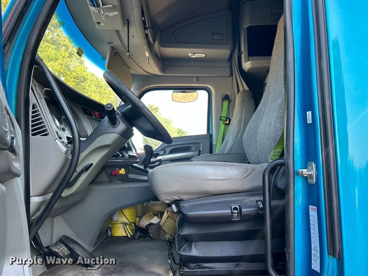 image for item DO6583 2016 Kenworth T680 semi truck