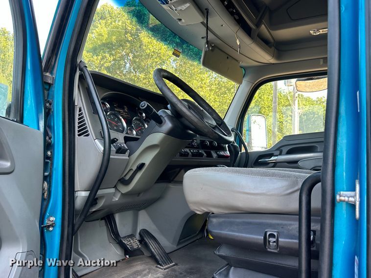 image for item DO6583 2016 Kenworth T680 semi truck